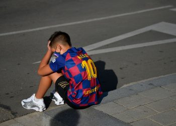 حزن مشجع برشلونة على رحيل ميسي